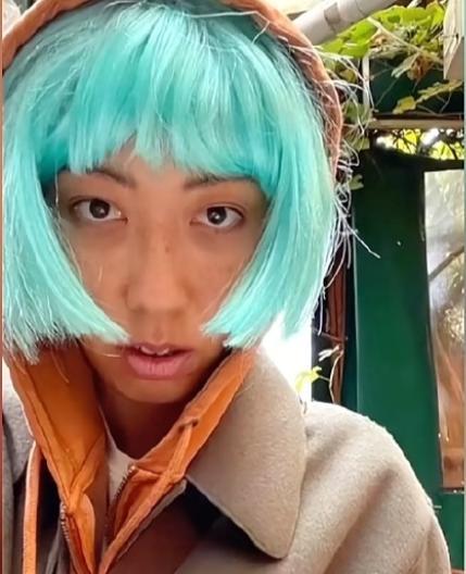 曲婉婷近照疑曝光!一头扎眼的蓝绿色头发,眼神闪躲像躲债