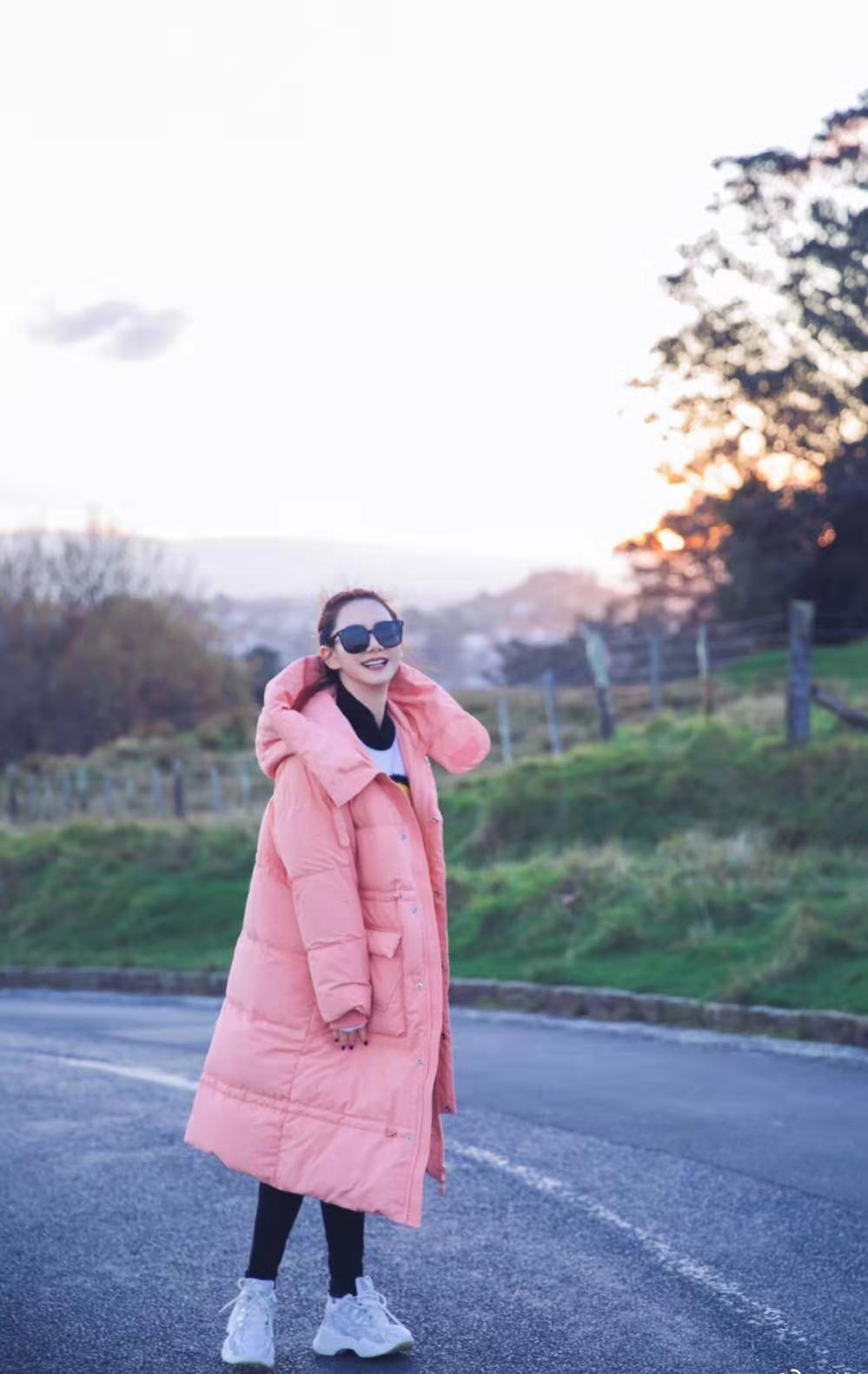 粉色毛衣女孩__粉色的毛衣搭什么下装