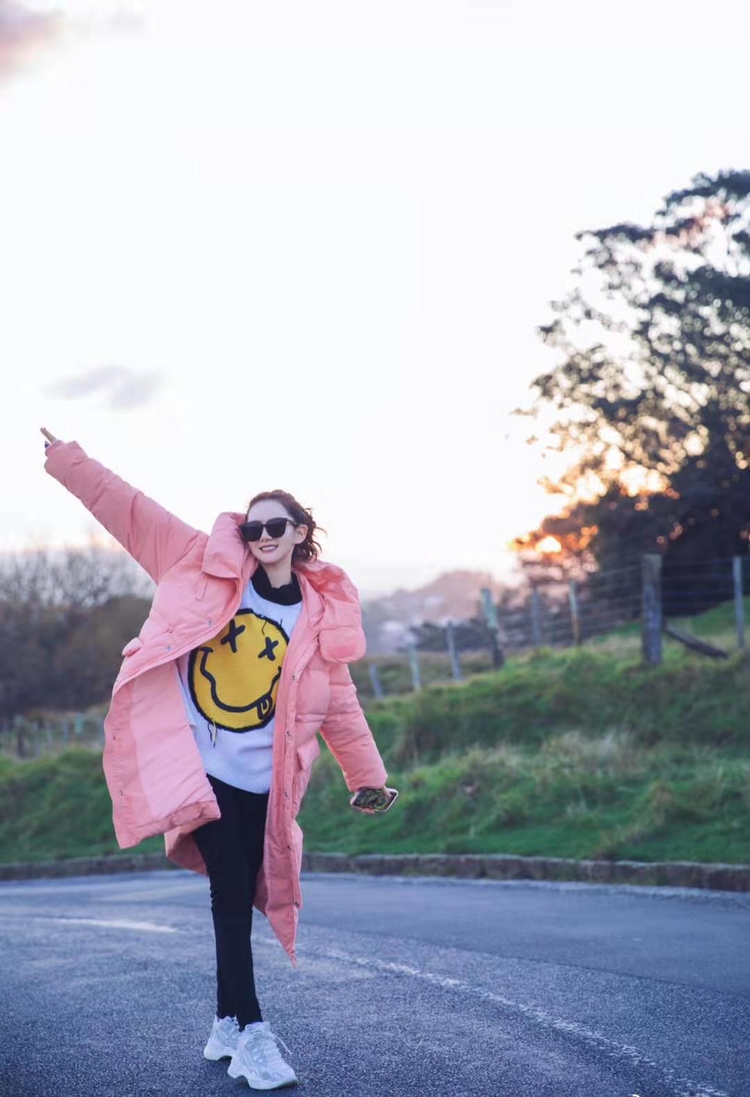 _粉色的毛衣搭什么下装_粉色毛衣女孩