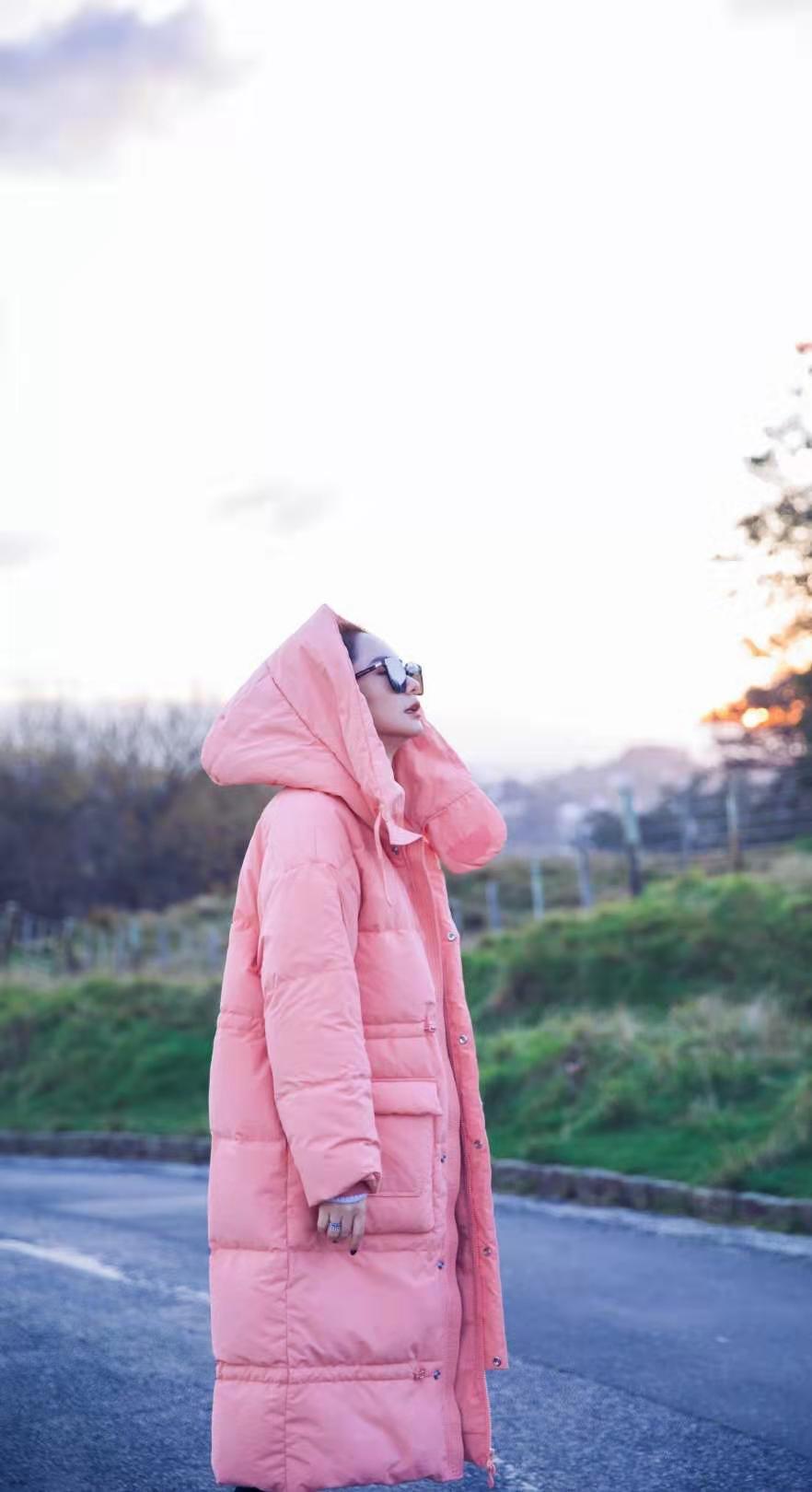 粉色毛衣女孩__粉色的毛衣搭什么下装