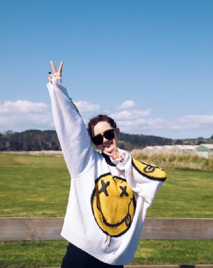 粉色毛衣女孩__粉色的毛衣搭什么下装