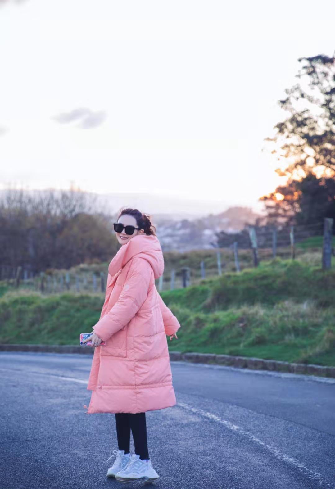 _粉色的毛衣搭什么下装_粉色毛衣女孩