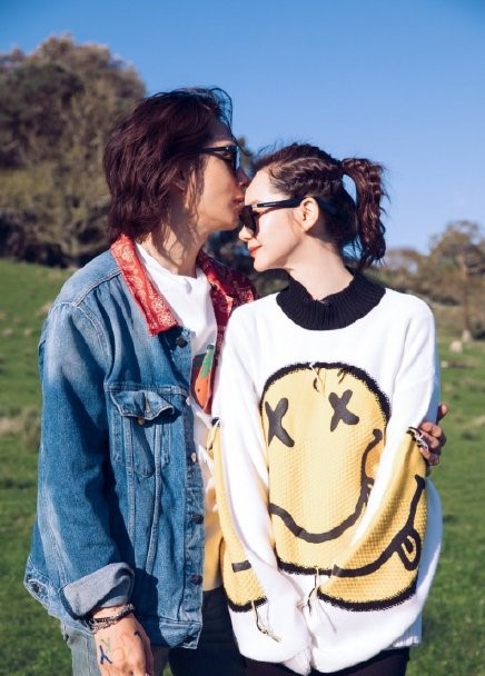 _粉色的毛衣搭什么下装_粉色毛衣女孩