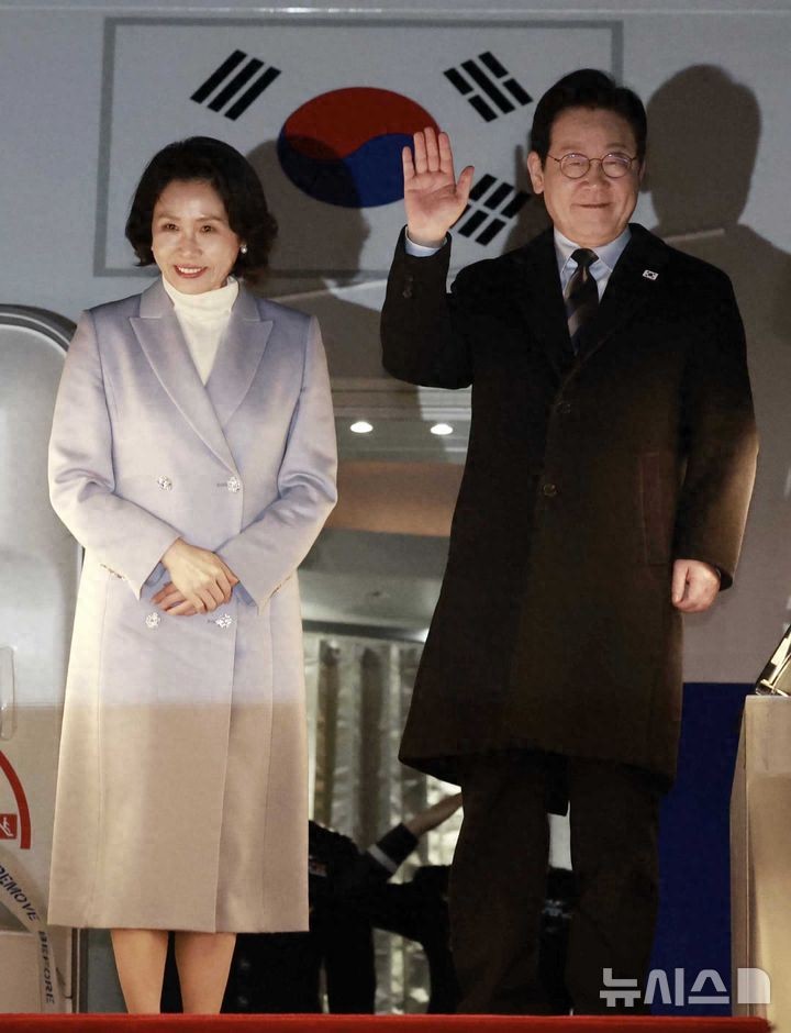 李在明夫妇结束访华启程回国!夫人又换新大衣,光腿穿大衣太拼