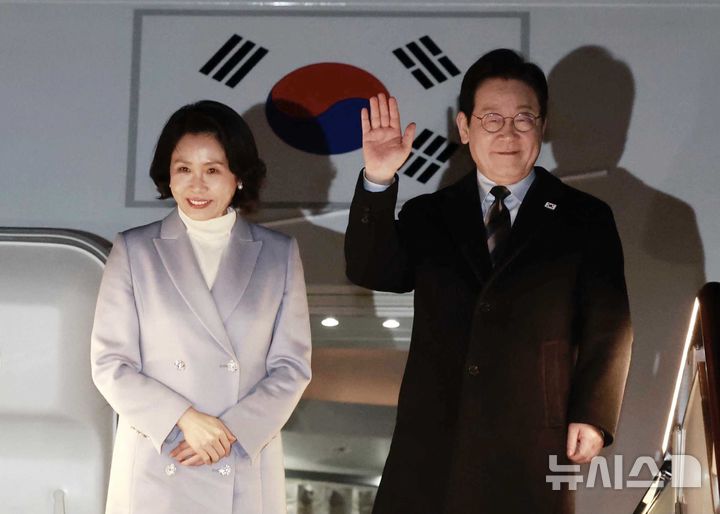 李在明夫妇结束访华启程回国!夫人又换新大衣,光腿穿大衣太拼__李在明夫妇结束访华启程回国!夫人又换新大衣,光腿穿大衣太拼