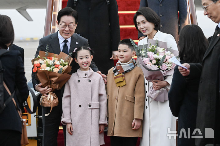 李在明夫妇结束访华启程回国!夫人又换新大衣,光腿穿大衣太拼__李在明夫妇结束访华启程回国!夫人又换新大衣,光腿穿大衣太拼