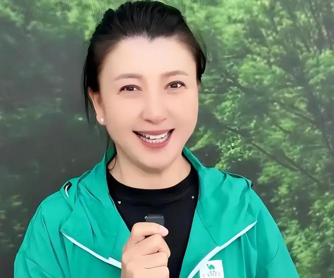 闫学晶儿子毕业照曝光,官媒呼吁调查“新疆班”真相