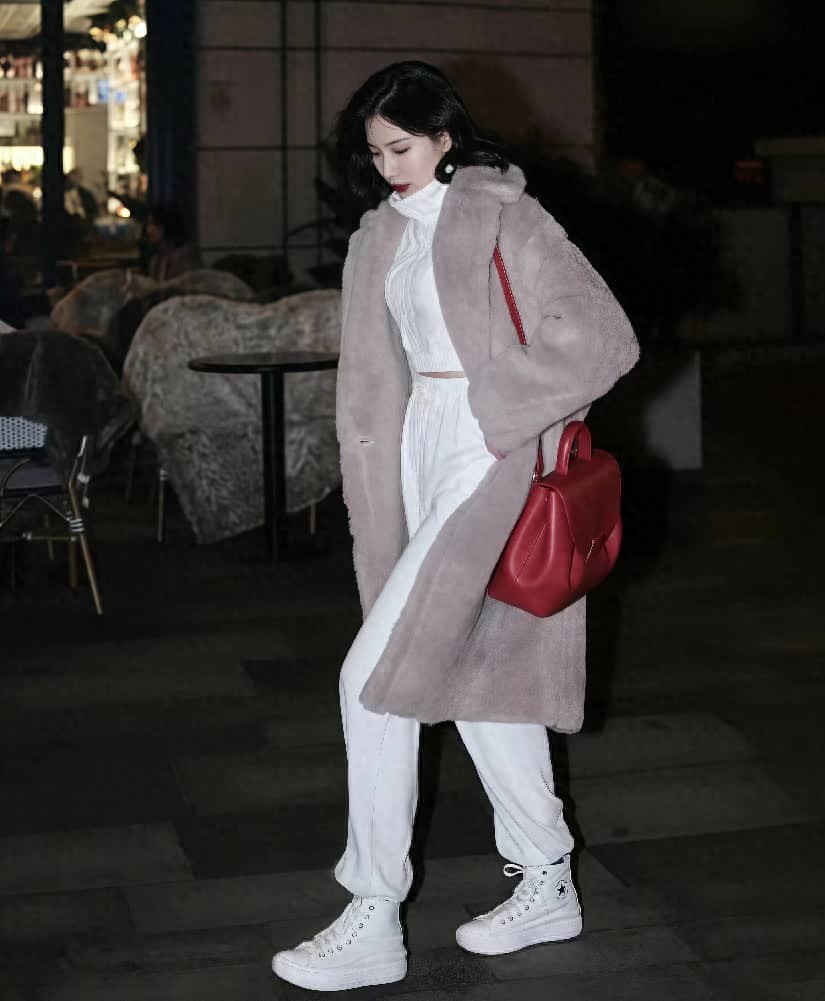 被重庆女生美到了！满街都在穿“大衣+运动裤”，个个洋气又好看