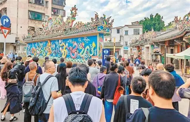 游客慕名打卡！汕头老城雅厝顶→