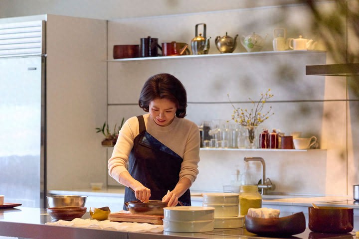 韩国第一夫人访问日本秀厨艺！戴上围裙亲自做点心，李在明有福气