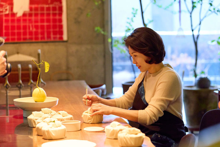 韩国第一夫人访问日本秀厨艺！戴上围裙亲自做点心，李在明有福气_韩国第一夫人访问日本秀厨艺！戴上围裙亲自做点心，李在明有福气_