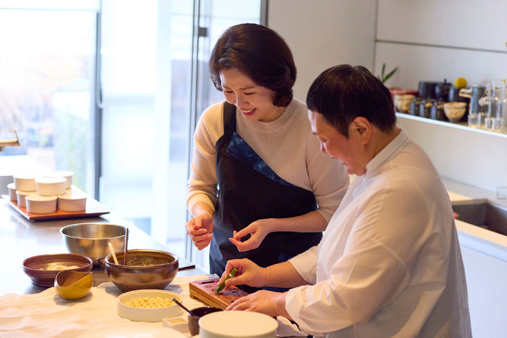 韩国第一夫人访问日本秀厨艺！戴上围裙亲自做点心，李在明有福气__韩国第一夫人访问日本秀厨艺！戴上围裙亲自做点心，李在明有福气