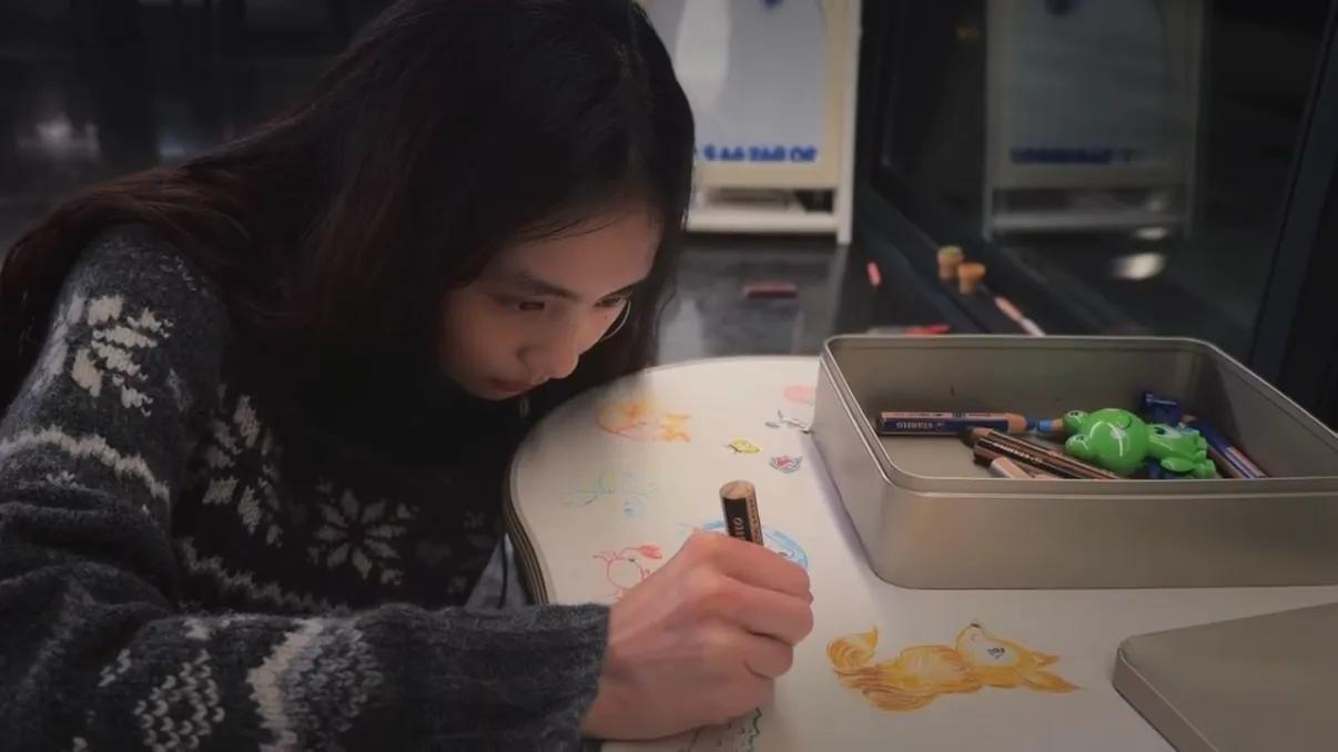 大s晒女儿吃奶嘴萌照__大s女儿漂亮还是小s女人漂亮