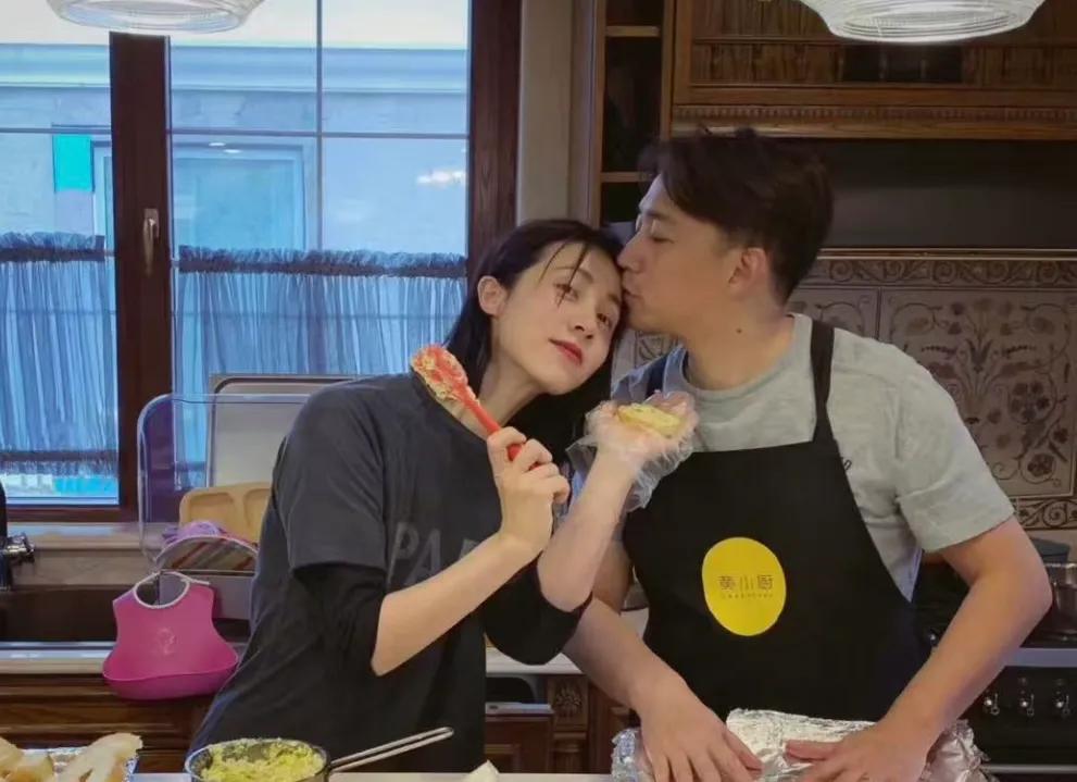 大s晒女儿吃奶嘴萌照__大s女儿漂亮还是小s女人漂亮