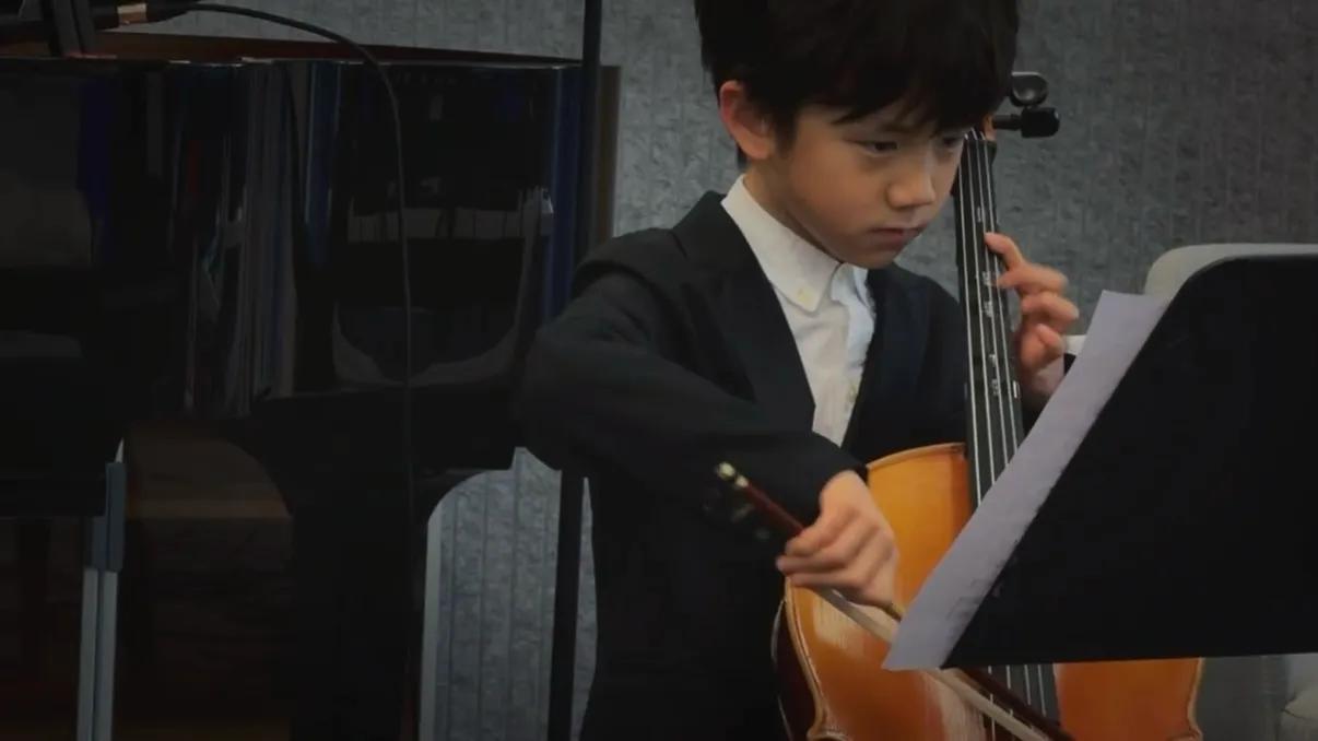 _大s晒女儿吃奶嘴萌照_大s女儿漂亮还是小s女人漂亮