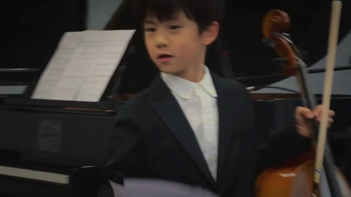 大s女儿漂亮还是小s女人漂亮_大s晒女儿吃奶嘴萌照_