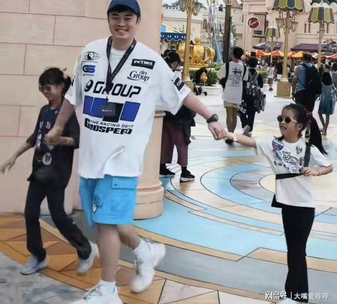 陈赫去国外度假，俩女儿一个像爸一个像妈，41岁张子萱嘟嘴卖萌__陈赫去国外度假，俩女儿一个像爸一个像妈，41岁张子萱嘟嘴卖萌