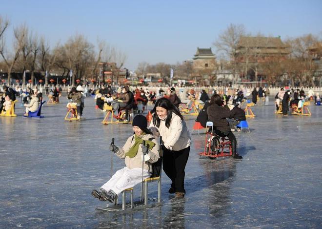 北京什刹海前海冰场人流如织