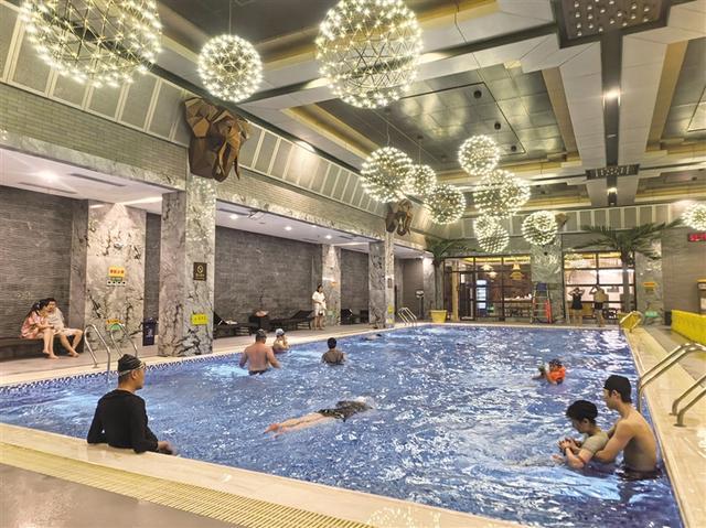 告别“特种兵” 拥抱“慢生活” 徒步赏景、温泉养生、美食欢聚等“城市微度假”正悄然兴起__告别“特种兵” 拥抱“慢生活” 徒步赏景、温泉养生、美食欢聚等“城市微度假”正悄然兴起