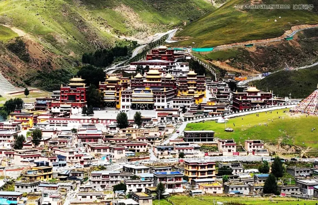 甘孜之旅(3)︱理塘之行：在卡子拉山触摸天空，在千户藏寨感受藏韵