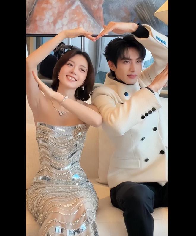 《骄阳似我》美照，赵今麦宋威龙甜蜜互动，网友相信爱情了__《骄阳似我》美照，赵今麦宋威龙甜蜜互动，网友相信爱情了