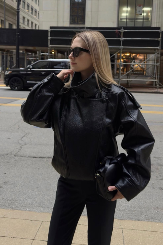 “生人勿近”高级感的漏斗领既能凹造型还兼顾保暖__“生人勿近”高级感的漏斗领既能凹造型还兼顾保暖