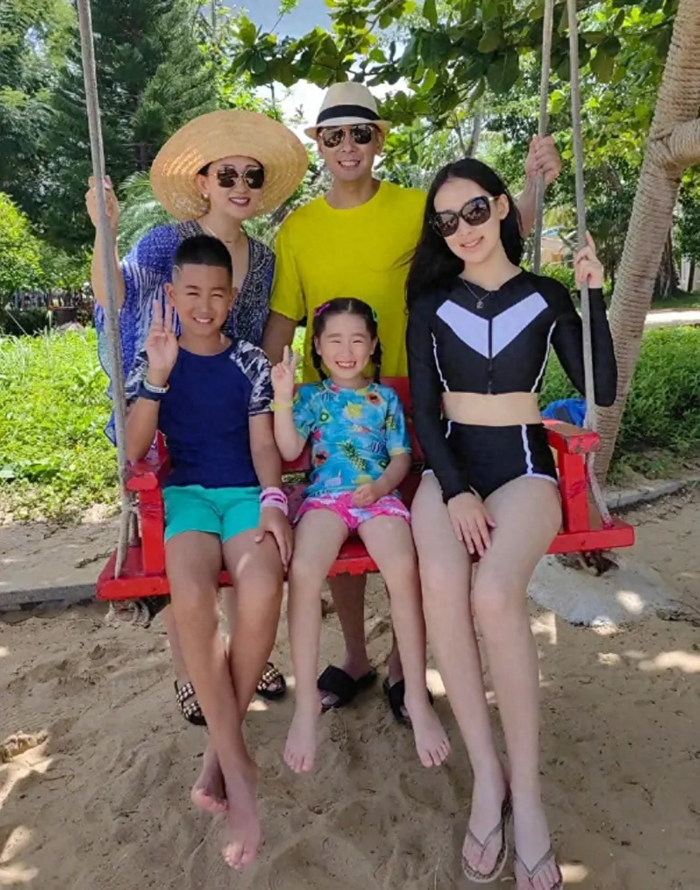 出乎赵文卓夫妇的预料，18岁的美籍女儿，如今已开始给他们争光了_出乎赵文卓夫妇的预料，18岁的美籍女儿，如今已开始给他们争光了_