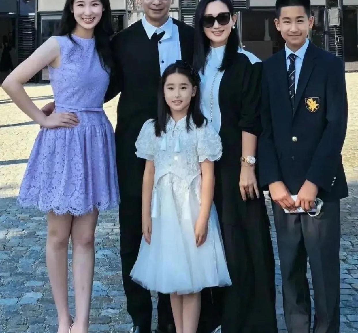 出乎赵文卓夫妇的预料，18岁的美籍女儿，如今已开始给他们争光了__出乎赵文卓夫妇的预料，18岁的美籍女儿，如今已开始给他们争光了