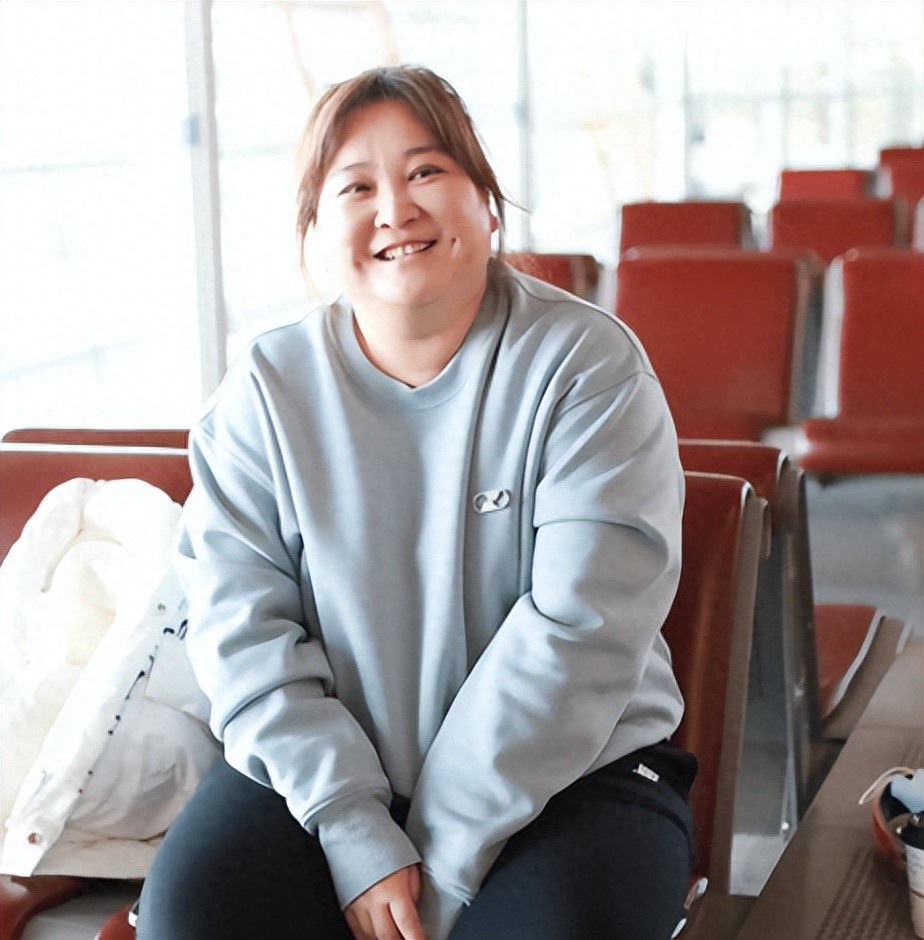 复胖100斤! 退出春晚被综艺封杀，43岁贾玲憔悴露面，下场并不意外