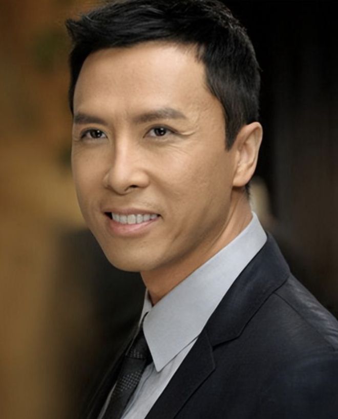 原来甄子丹还有个大儿子，都已经31岁了，和甄子丹长得非常地像