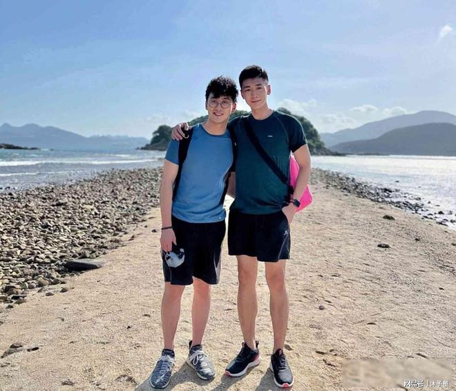 恭喜！香港知名主持人宣布和同性爱人订婚，激动到落下男儿泪