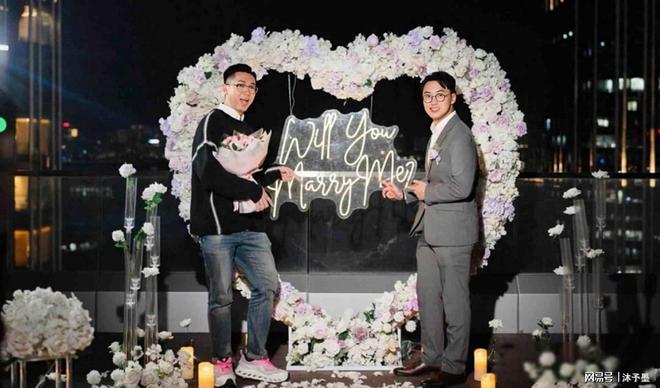 恭喜！香港知名主持人宣布和同性爱人订婚，激动到落下男儿泪_恭喜！香港知名主持人宣布和同性爱人订婚，激动到落下男儿泪_