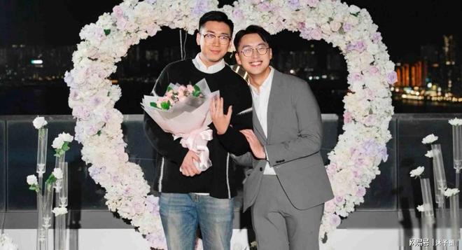 _恭喜！香港知名主持人宣布和同性爱人订婚，激动到落下男儿泪_恭喜！香港知名主持人宣布和同性爱人订婚，激动到落下男儿泪
