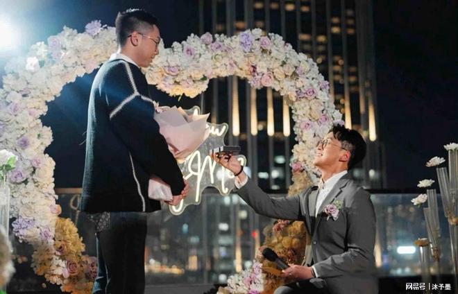 恭喜！香港知名主持人宣布和同性爱人订婚，激动到落下男儿泪_恭喜！香港知名主持人宣布和同性爱人订婚，激动到落下男儿泪_