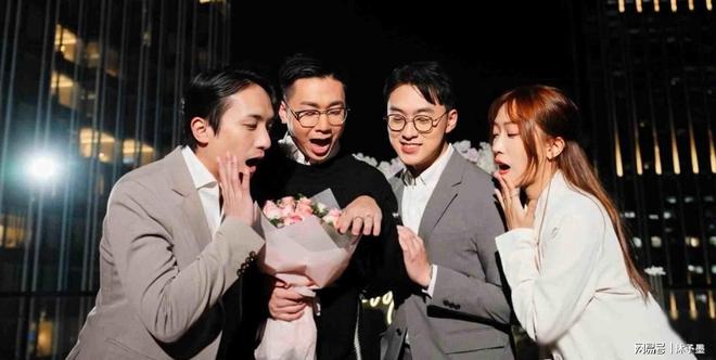 恭喜！香港知名主持人宣布和同性爱人订婚，激动到落下男儿泪_恭喜！香港知名主持人宣布和同性爱人订婚，激动到落下男儿泪_