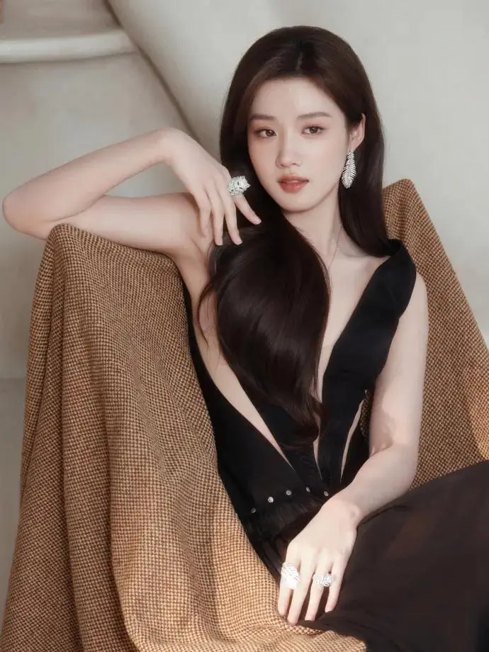 _奢牌珠宝_卢昱弟演艺