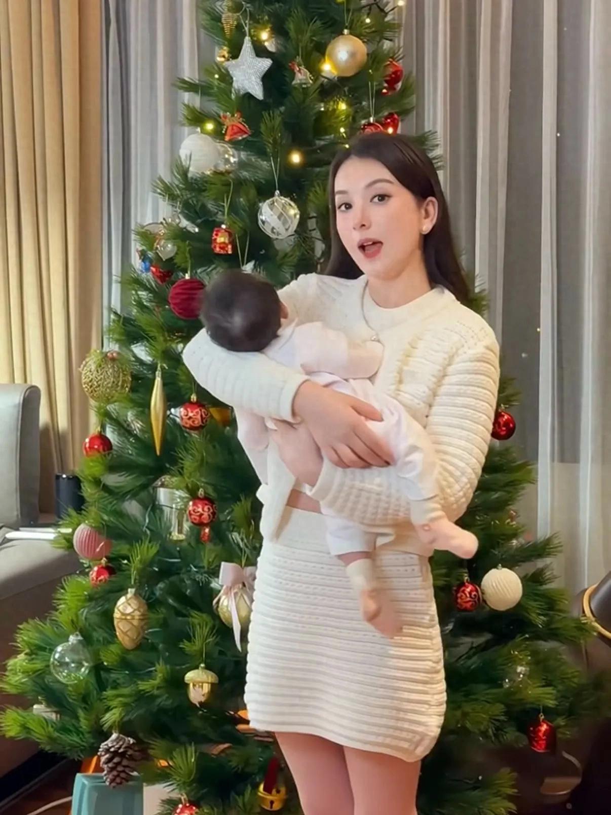 方媛抱三胎女儿出镜庆元旦，称三宝比自己还美，会做不偏心的妈妈__方媛抱三胎女儿出镜庆元旦，称三宝比自己还美，会做不偏心的妈妈