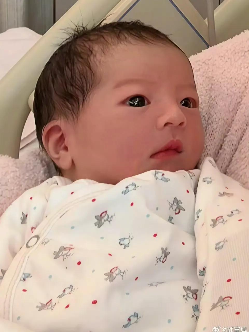 方媛抱三胎女儿出镜庆元旦，称三宝比自己还美，会做不偏心的妈妈_方媛抱三胎女儿出镜庆元旦，称三宝比自己还美，会做不偏心的妈妈_