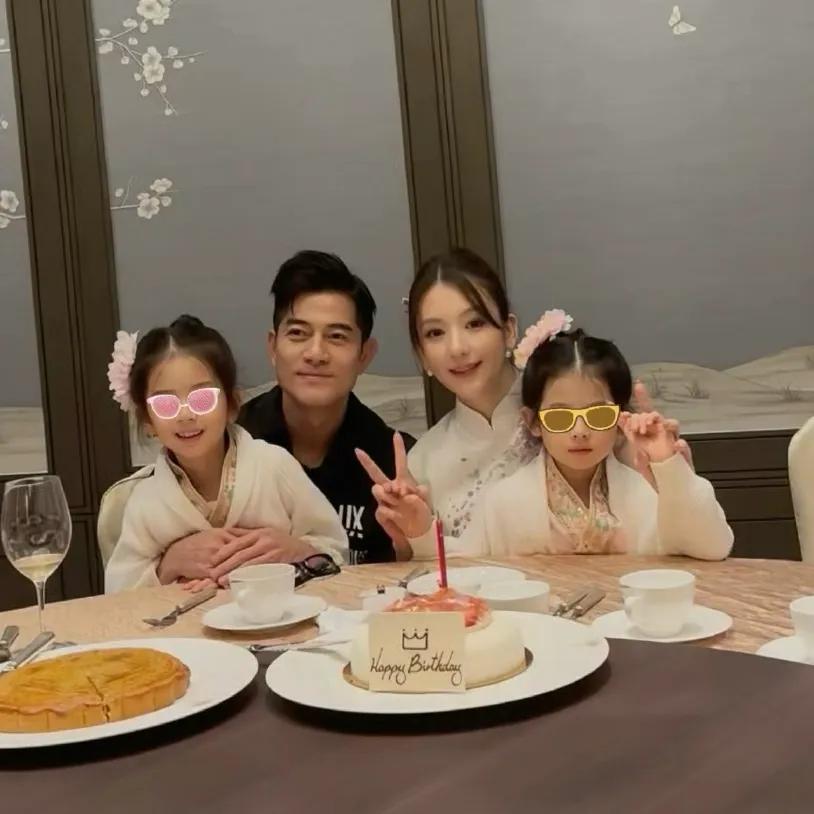 _方媛抱三胎女儿出镜庆元旦，称三宝比自己还美，会做不偏心的妈妈_方媛抱三胎女儿出镜庆元旦，称三宝比自己还美，会做不偏心的妈妈