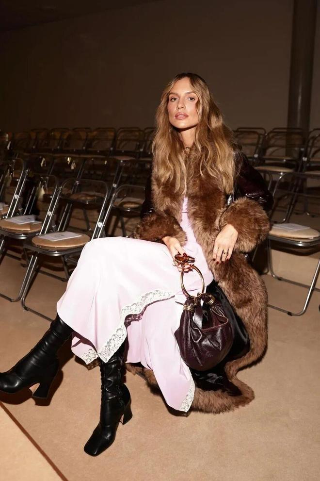 款冬季羽绒服_冬装羽绒服搭配_