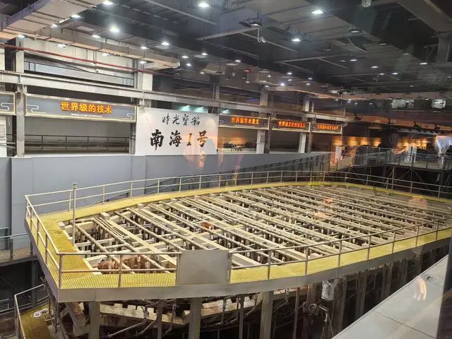 上海的海奉贤碧海金沙海滩__崖下求生/碧海逃生