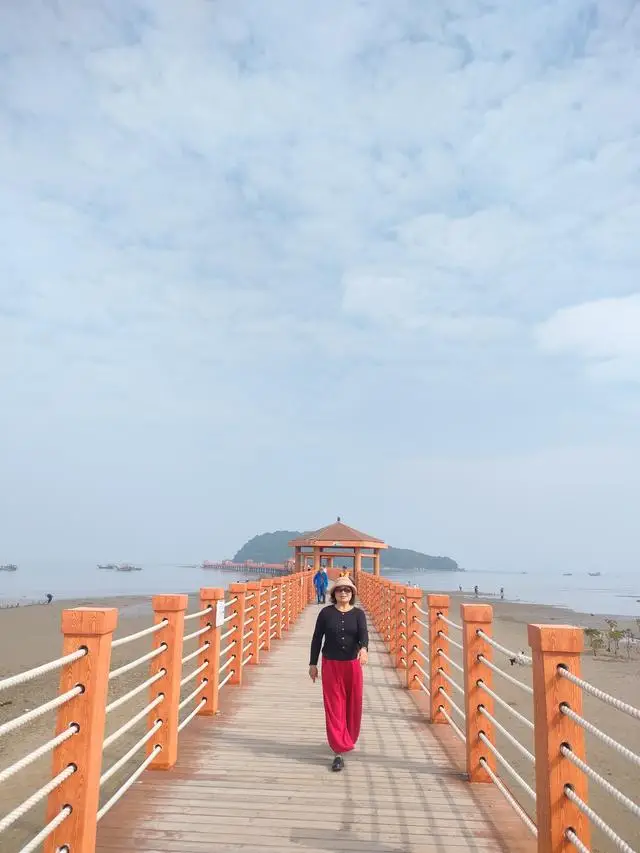 上海的海奉贤碧海金沙海滩__崖下求生/碧海逃生