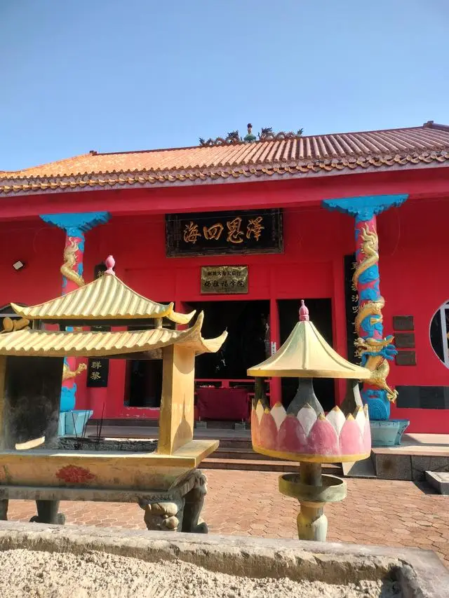 上海的海奉贤碧海金沙海滩_崖下求生/碧海逃生_