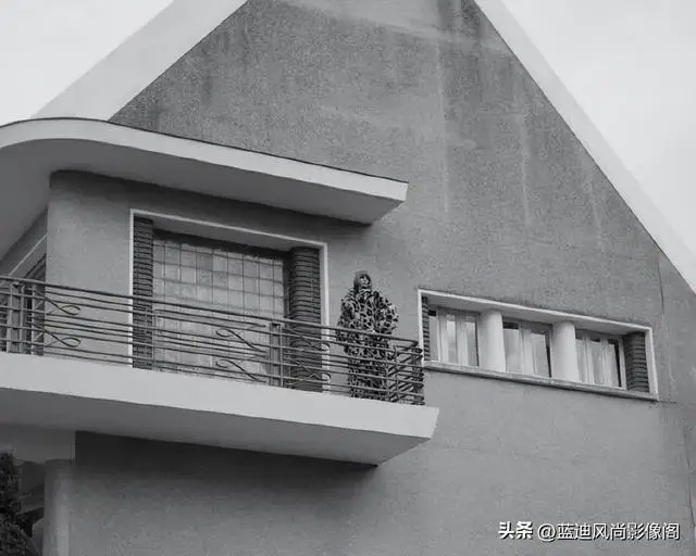 开年时尚刊，终于不堆 logo 了：有的靠清冷出圈，有的靠茧子打动人__开年时尚刊，终于不堆 logo 了：有的靠清冷出圈，有的靠茧子打动人