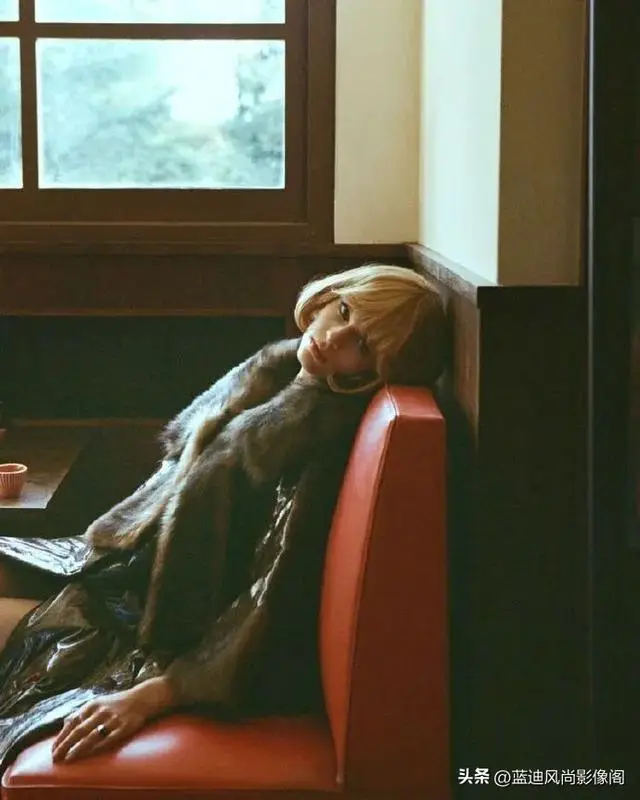 开年时尚刊，终于不堆 logo 了：有的靠清冷出圈，有的靠茧子打动人_开年时尚刊，终于不堆 logo 了：有的靠清冷出圈，有的靠茧子打动人_