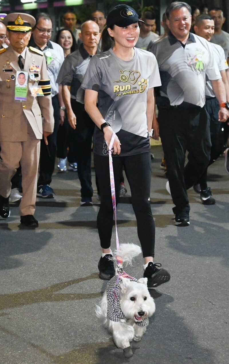 苏提达王后参加公益跑步太猛了！穿T恤牵着狗狗，素颜都这么好看_苏提达王后参加公益跑步太猛了！穿T恤牵着狗狗，素颜都这么好看_