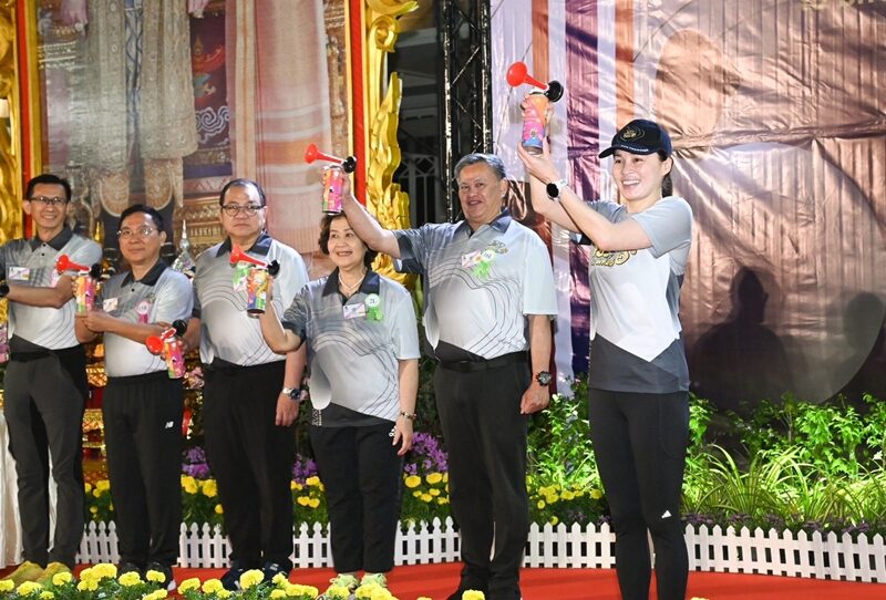 _苏提达王后参加公益跑步太猛了！穿T恤牵着狗狗，素颜都这么好看_苏提达王后参加公益跑步太猛了！穿T恤牵着狗狗，素颜都这么好看