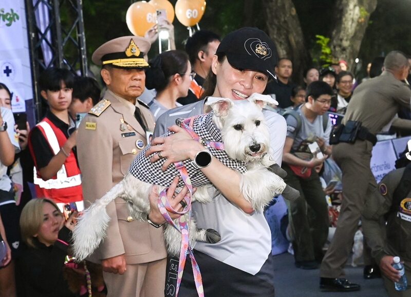 苏提达王后参加公益跑步太猛了！穿T恤牵着狗狗，素颜都这么好看__苏提达王后参加公益跑步太猛了！穿T恤牵着狗狗，素颜都这么好看