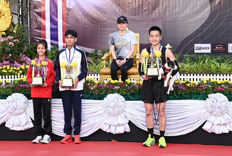 苏提达王后参加公益跑步太猛了！穿T恤牵着狗狗，素颜都这么好看__苏提达王后参加公益跑步太猛了！穿T恤牵着狗狗，素颜都这么好看