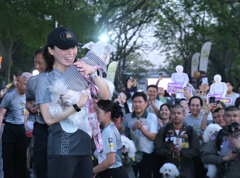 苏提达王后参加公益跑步太猛了！穿T恤牵着狗狗，素颜都这么好看__苏提达王后参加公益跑步太猛了！穿T恤牵着狗狗，素颜都这么好看